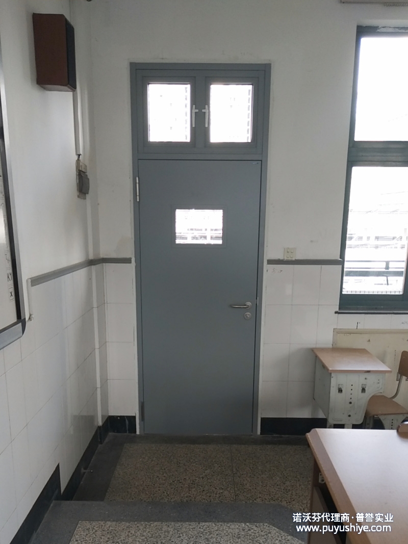 諾沃芬學(xué)校門